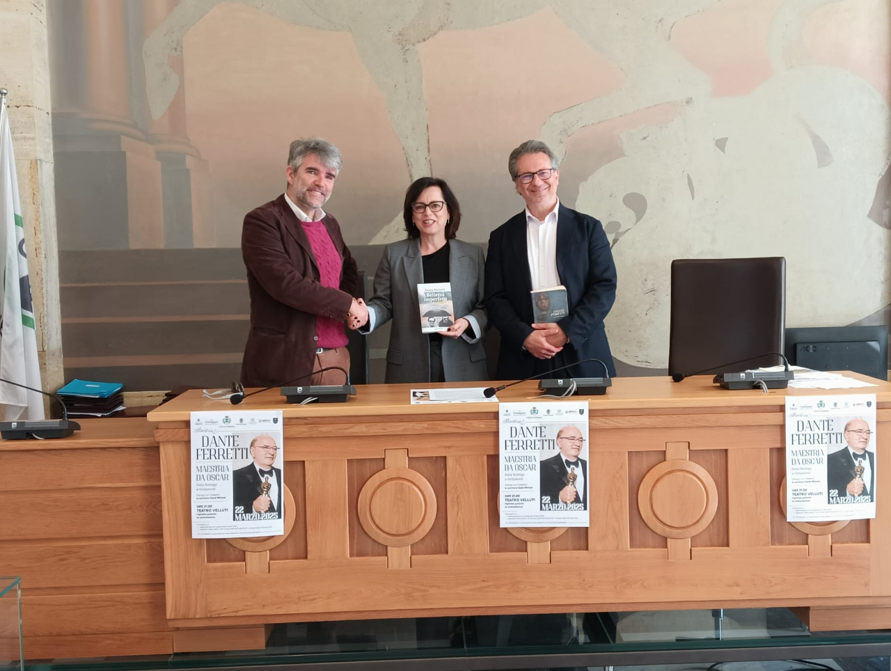 Dante Ferretti dialoga con lo scrittore David Miliozzi