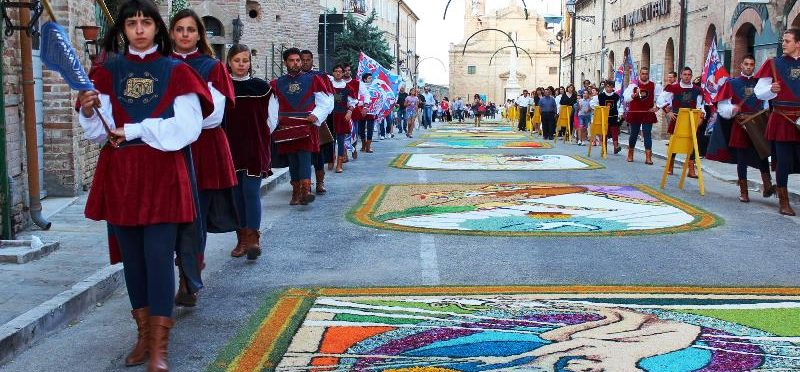 L’Infiorata di Montefiore dell’Aso: un tripudio di colori