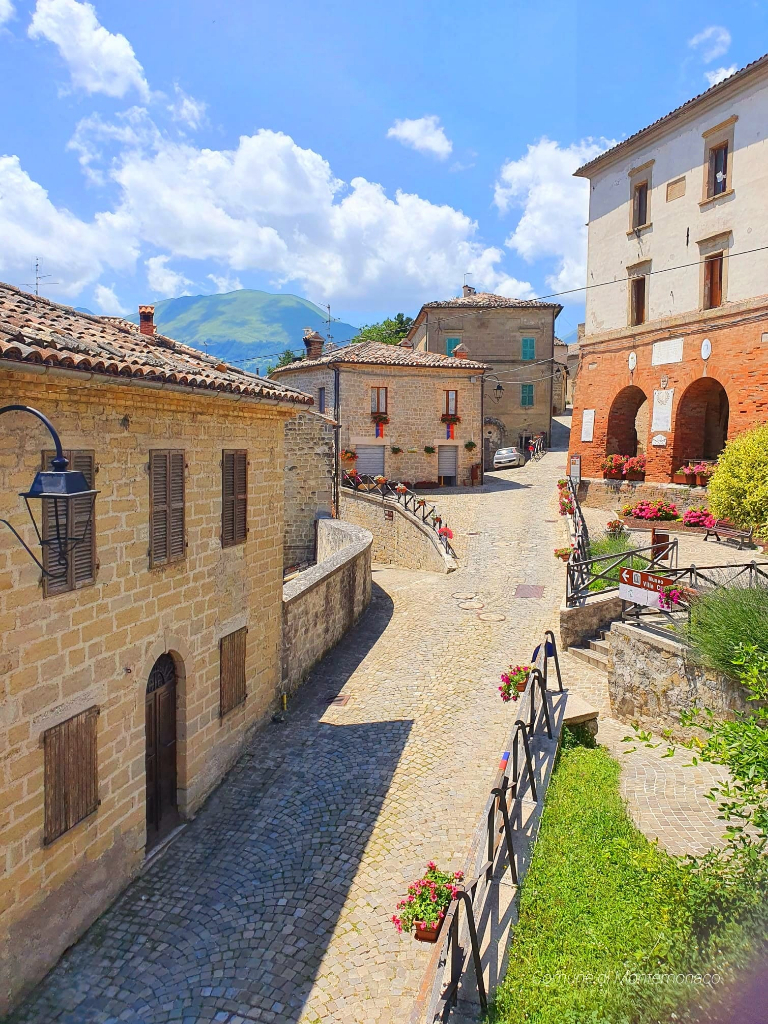 Lo sguardo infinito dei monti azzurri - MArCHESTORIE