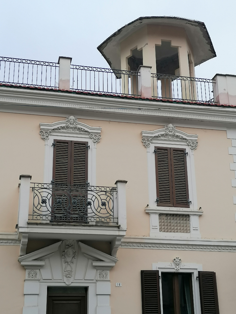 Palazzi eleganti con lasciti Liberty - visita guidata